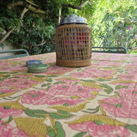 Nappe Pallavi sur une table de terrasse sous la pergola, lanterne en rotin au centre