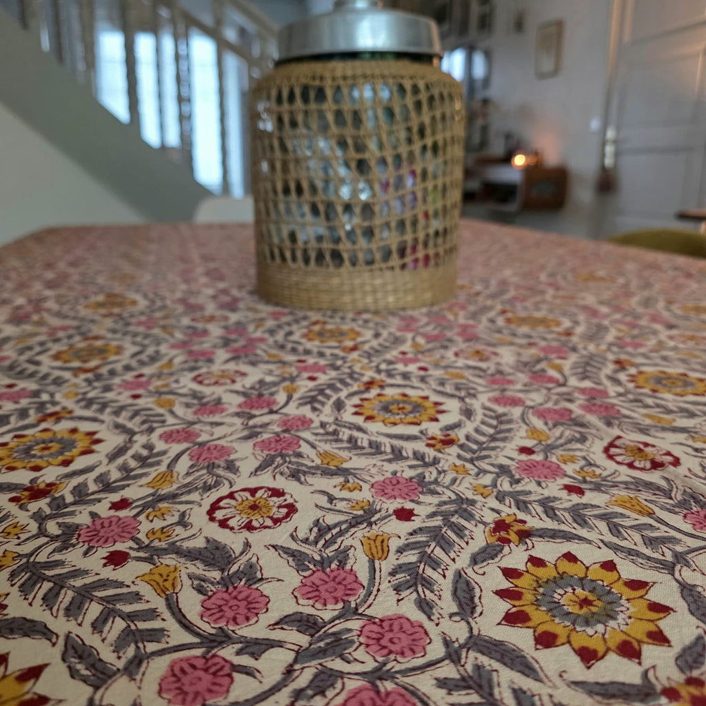 Nappe Suman vue de biais, une lanterne en rotin posée au centre de la table
