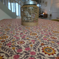 Nappe Suman vue de biais, une lanterne en rotin posée au centre de la table