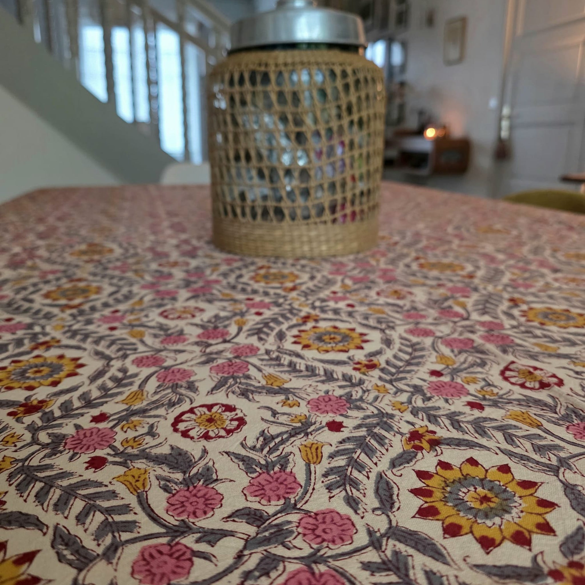 Nappe Suman vue de biais, une lanterne en rotin posée au centre de la table