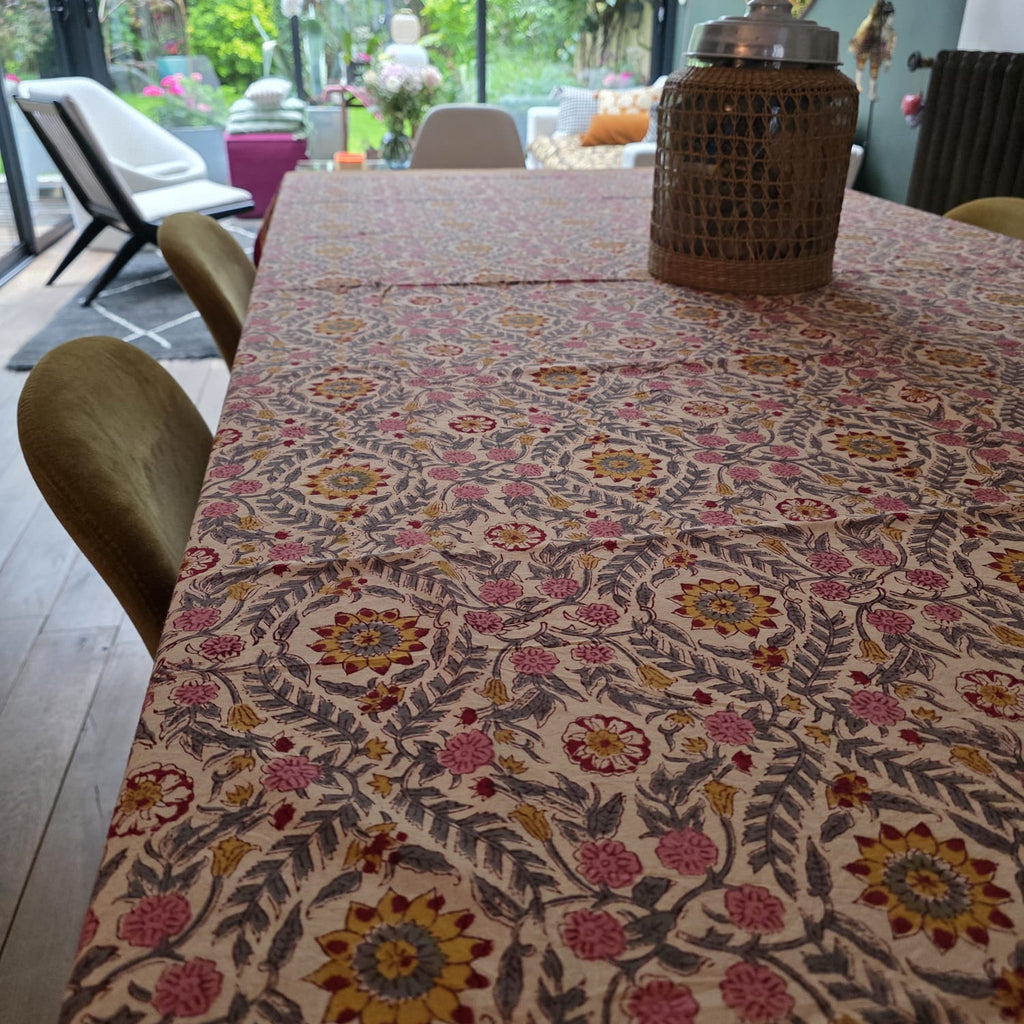 Nappe Suman dans une véranda ouverte sur le jardin, dressée d’une lanterne en rotin