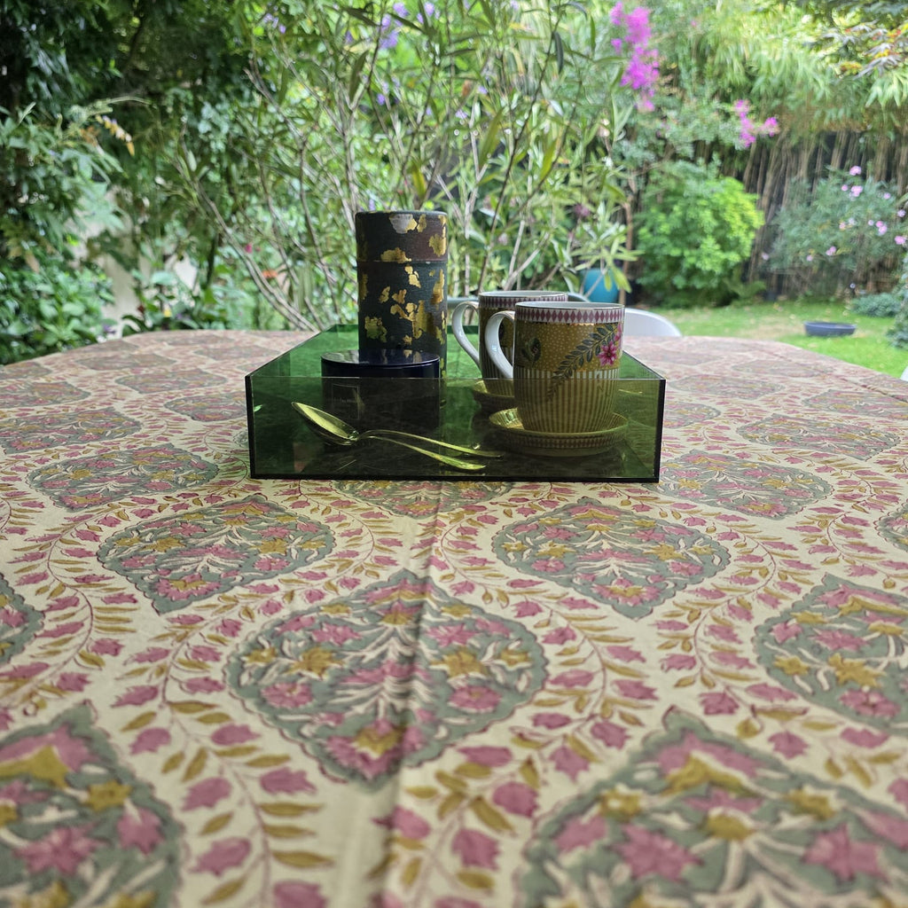 Nappe Tulsi sur une table de jardin : médaillons en ogive fleuris de rose ancien et de feuillage vert-de-gris sur coton crème
