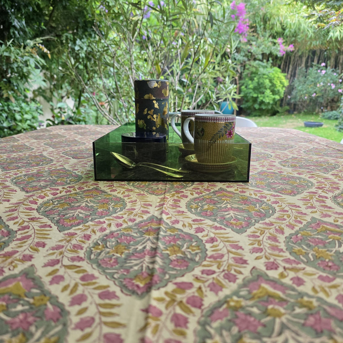 Nappe Tulsi sur une table de jardin : médaillons en ogive fleuris de rose ancien et de feuillage vert-de-gris sur coton crème