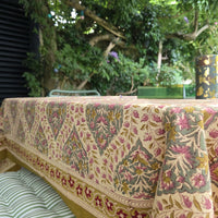 Coin de la nappe Tulsi : la retombée et la bordure, frise de fleurons rouges et large bande moutarde