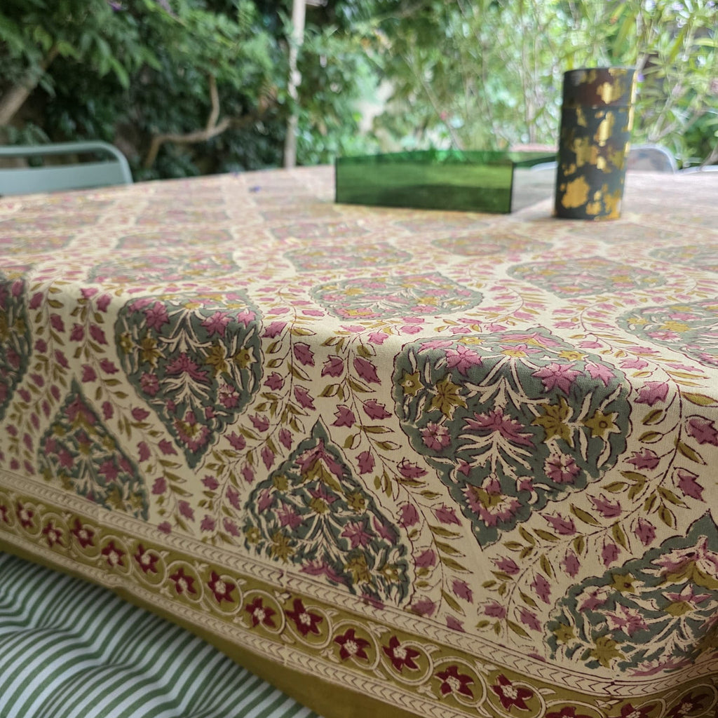 Nappe Tulsi dressée sur une table de jardin, sous les arbres