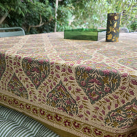 Nappe Tulsi dressée sur une table de jardin, sous les arbres